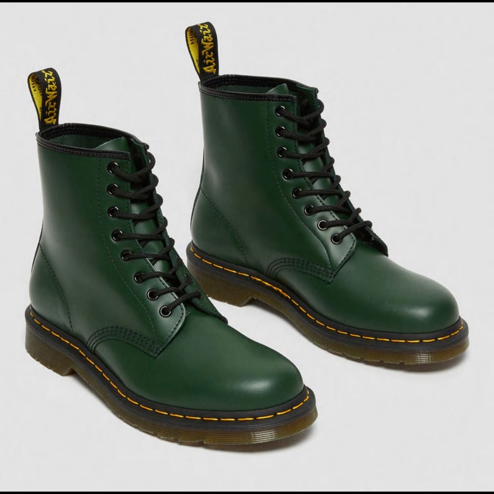 DR. MARTENS • GREEN LACE UP BOOTS • NEVER WORN • SIZE 8!